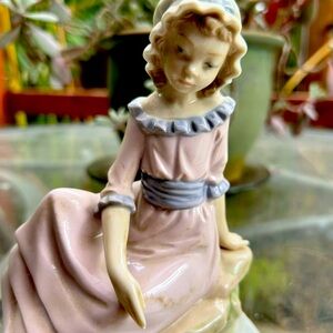 Lladro Spanish porcelain figurine “girl with boat” Perfect condition!